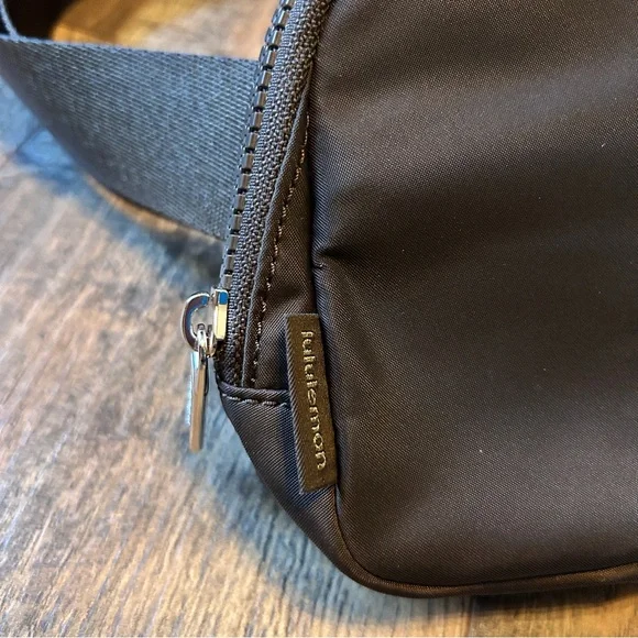 ~*~ Lululemon Athletica Walnut Crunch Gold 1L Belt Bag ~*~ - Picture 2 of 4